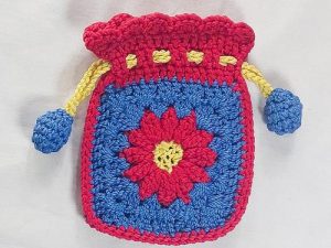 Pouch Serut Bunga (Quaint Posies) Crochet/Rajut - Merah Biru